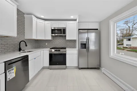 $699,000 | 15 Lindsay Street, Huntington, NY 11743