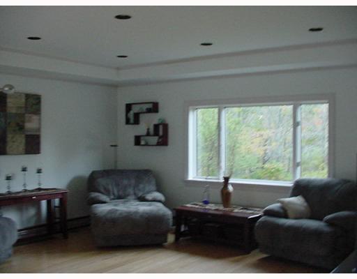 11 Mountain Road Wiscasset, ME 04578 - Photo 2 of 6 Living Room.