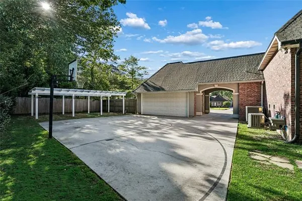 $750,000 | 717 Kellywood Court, Covington, LA 70433