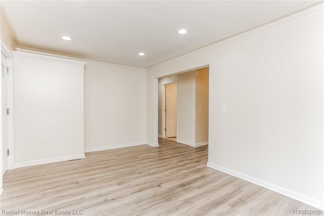 414 Roth Boulevard Clawson, MI 48017 - Photo 5 of 27 006-Living_Room-3292703-medium.jpg