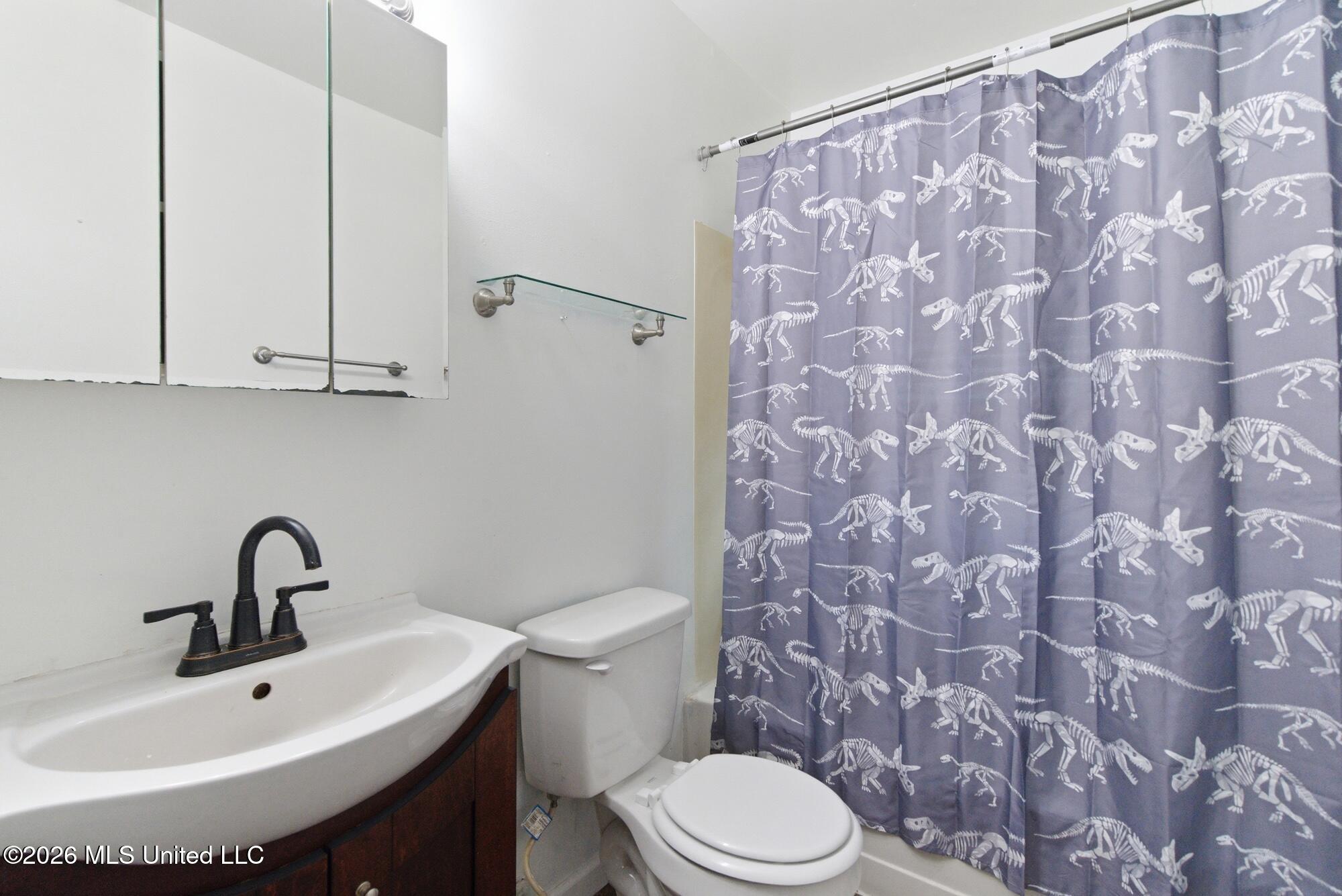 1908 Laurelglen Road Gautier, MS 39553 - Photo 18 of 38 Bathroom 2