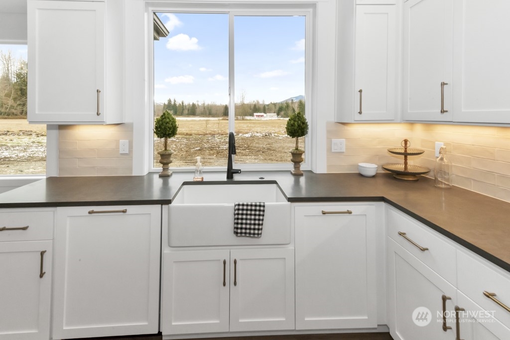 12243 Mundy Loss Road Buckley, WA 98321 - Photo 20 of 40 a view of a kitchen with appliances and cabinets