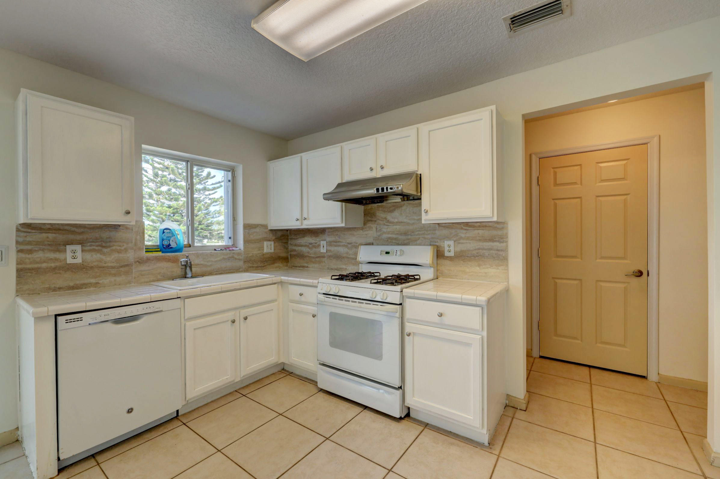 2581 Southeast Springtree Place Stuart, FL 34997 - Photo 9 of 39 09_3j0a6788_89_90_91_92