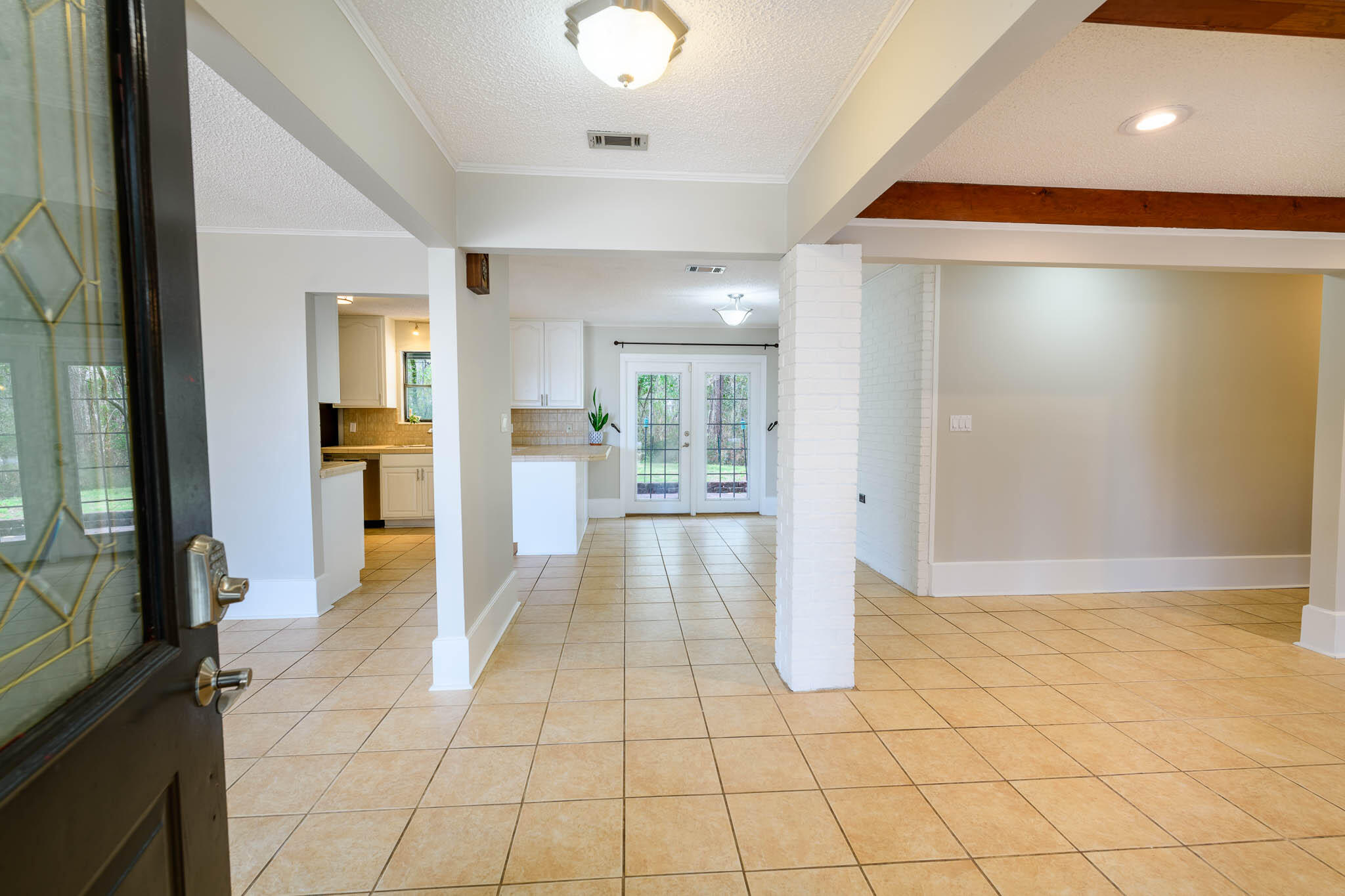 1688 Vine Avenue Niceville, FL 32578 - Photo 5 of 32 a view of a hallway