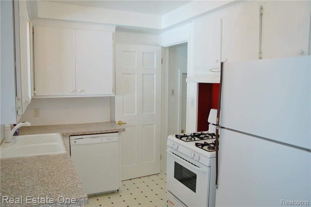 2520 West Webster Road Royal Oak, MI 48073 - Photo 4 of 13 DSC_0009.JPG