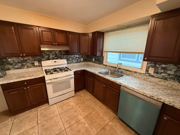 $3,100 | 36 West 9th Street, Unit 1, Bayonne, NJ 07002