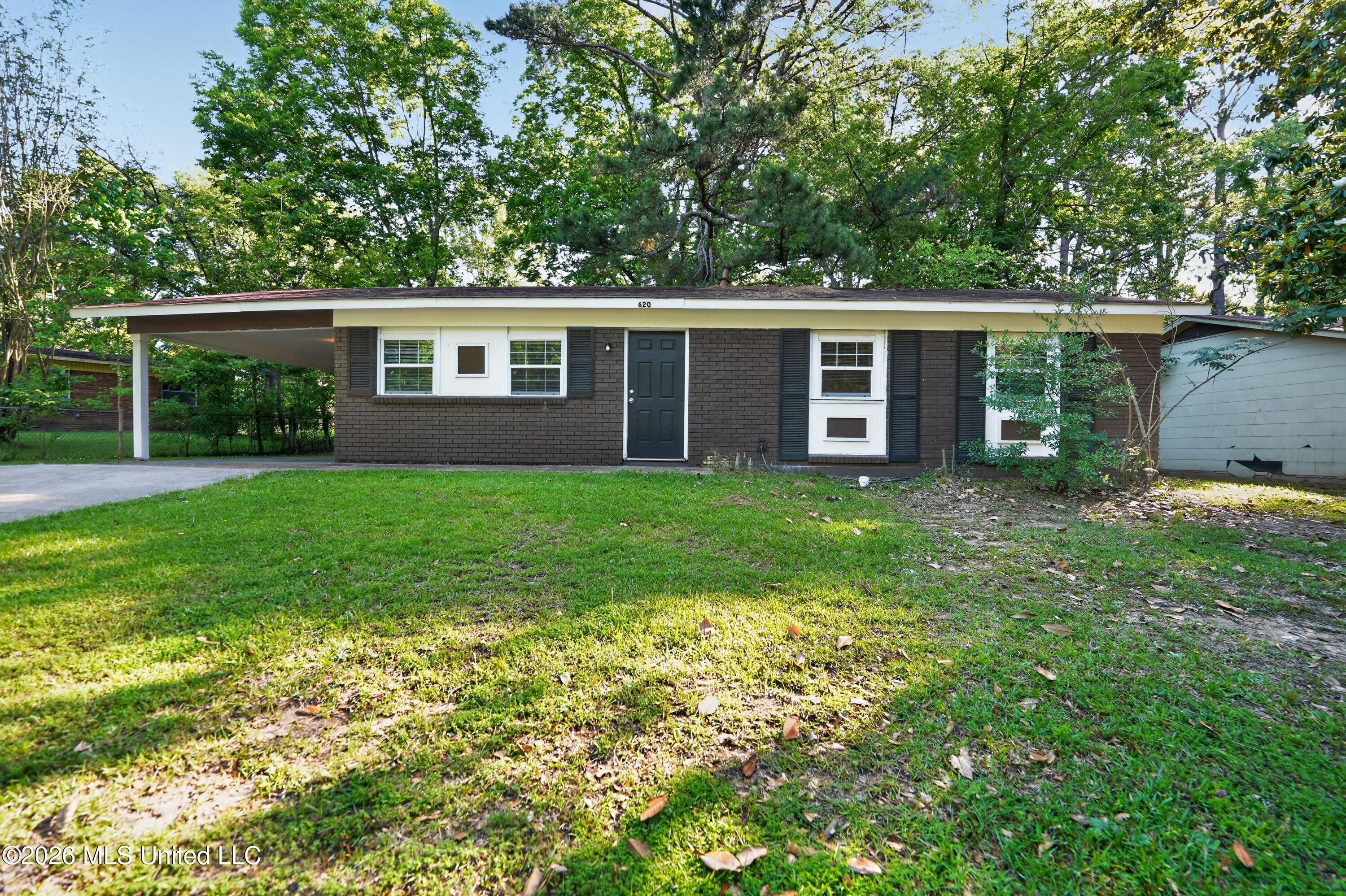 620 Queen Circle Jackson, MS 39209 - Photo 4 of 43 04_620_Queen_Cir-Exterior-6550