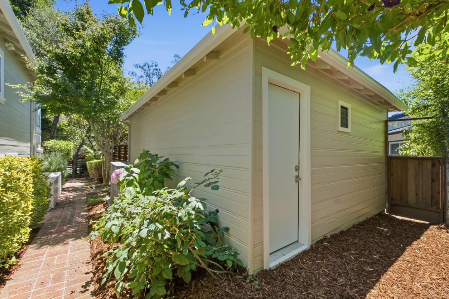 9858 Golf Links Road Oakland, CA 94605 - Photo 34 of 39 a backyard of a house