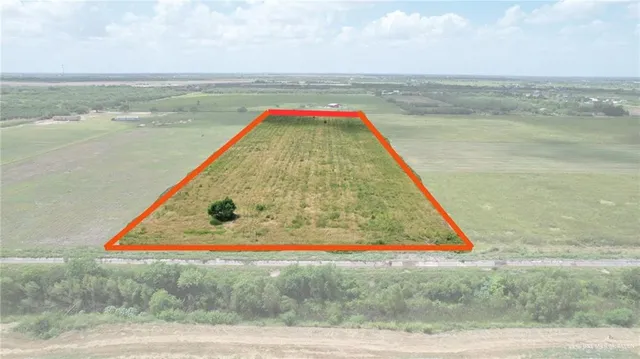 a view of yard with green space