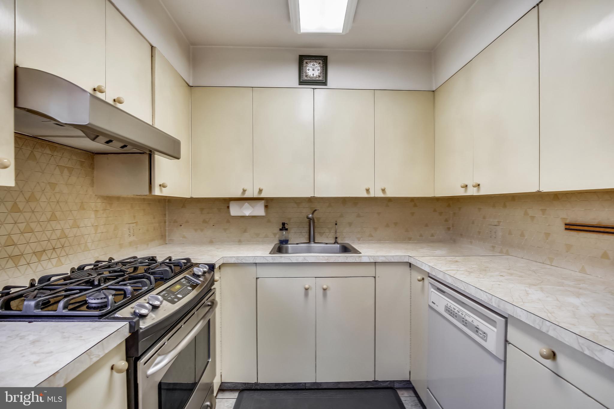 180 Fleetwood Terrace Silver Spring, MD 20910 - Photo 9 of 28 Kitchen