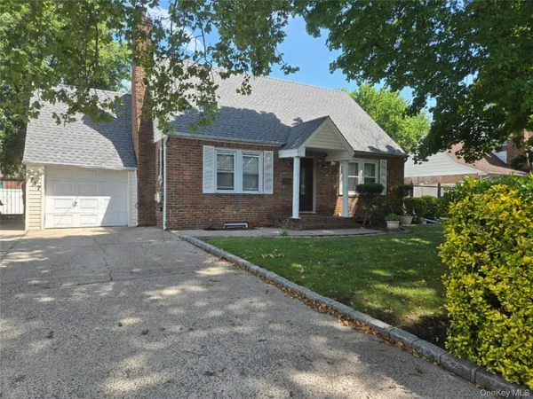 $2,000 | 717 Henry Street, Unit 2, Uniondale, NY 11553
