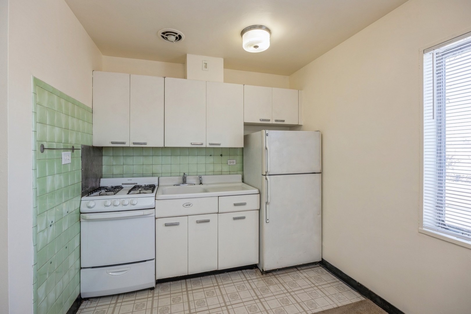148 Ann Street, Unit 11 Clarendon Hills, IL 60514 - Photo 5 of 11 a utility room with dryer and washer