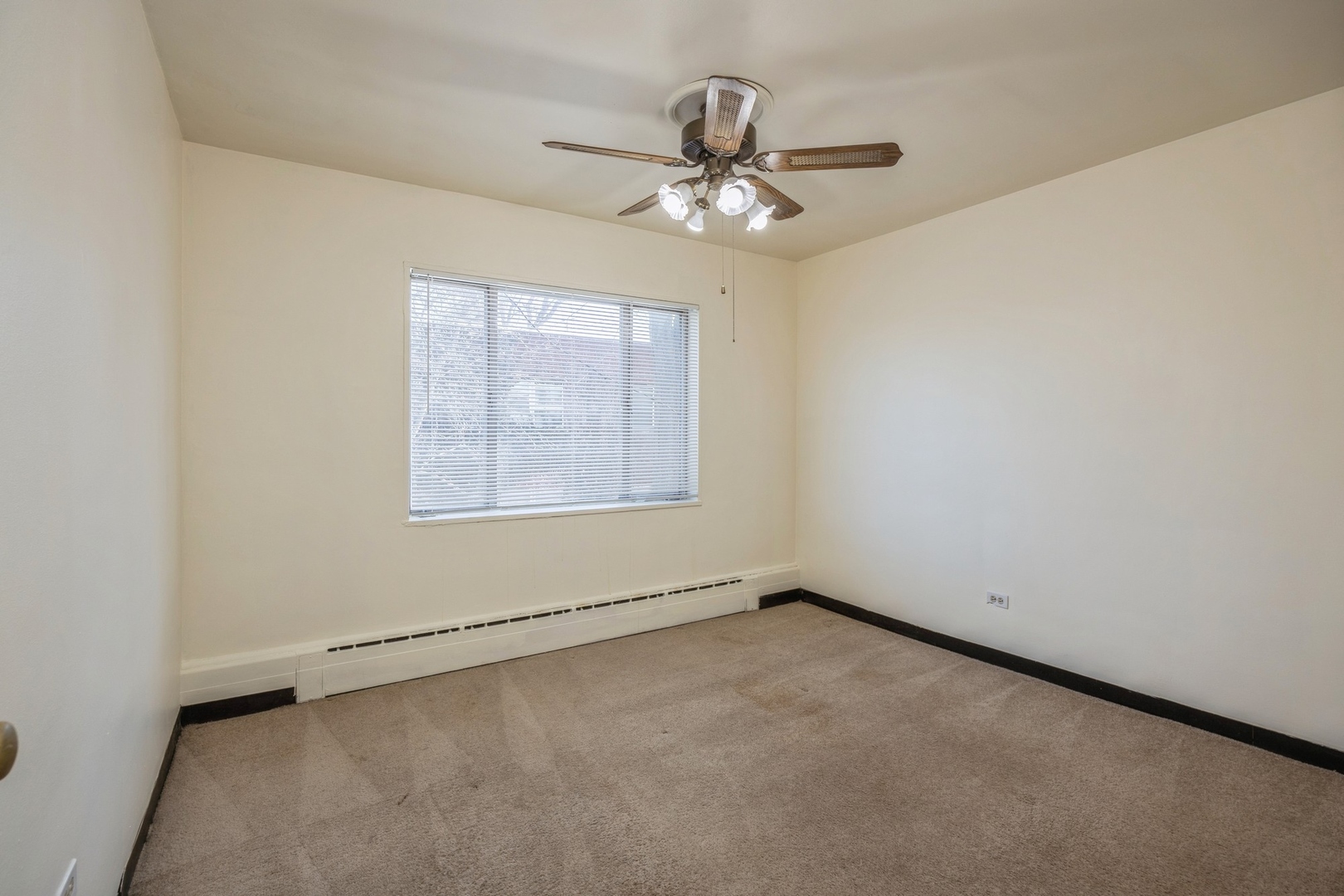 148 Ann Street, Unit 11 Clarendon Hills, IL 60514 - Photo 6 of 11 an empty room with a window