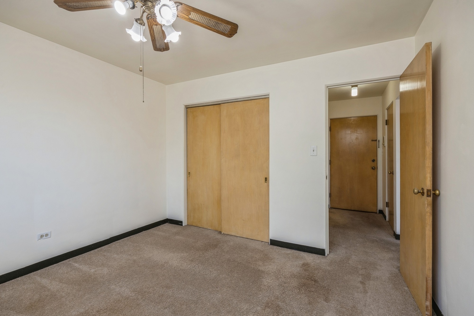 148 Ann Street, Unit 11 Clarendon Hills, IL 60514 - Photo 7 of 11 an empty room with a bathroom