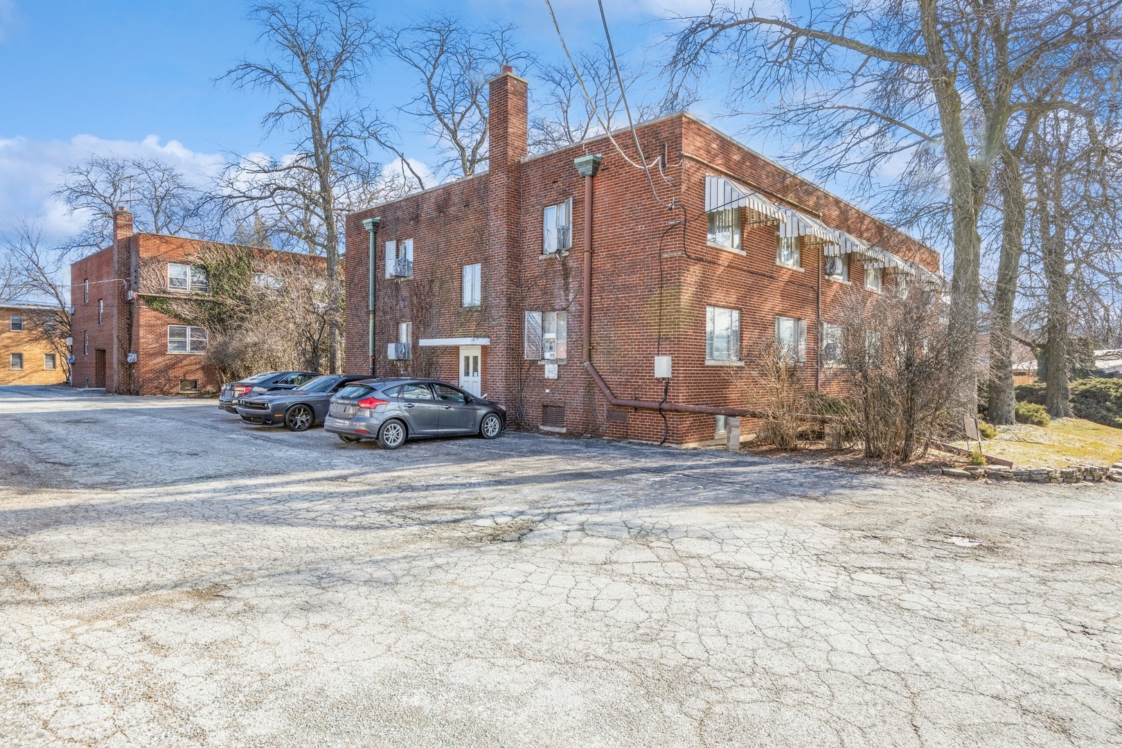 148 Ann Street, Unit 11 Clarendon Hills, IL 60514 - Photo 10 of 11 a car parked in front of a building