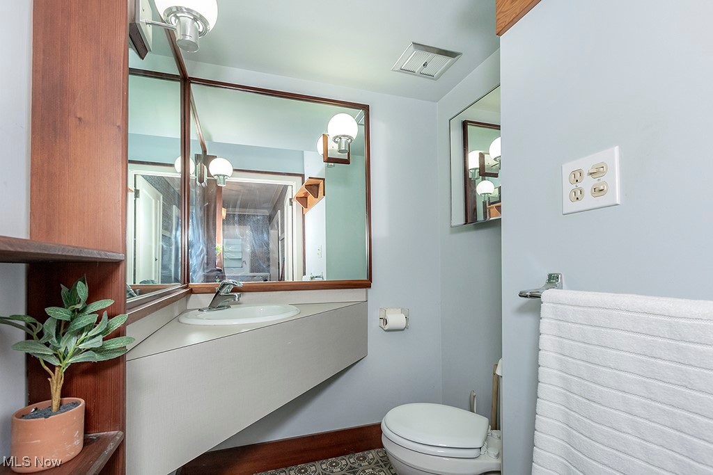 2602 Exeter Road Cleveland, OH 44118 - Photo 21 of 40 Half bath on the first floor.