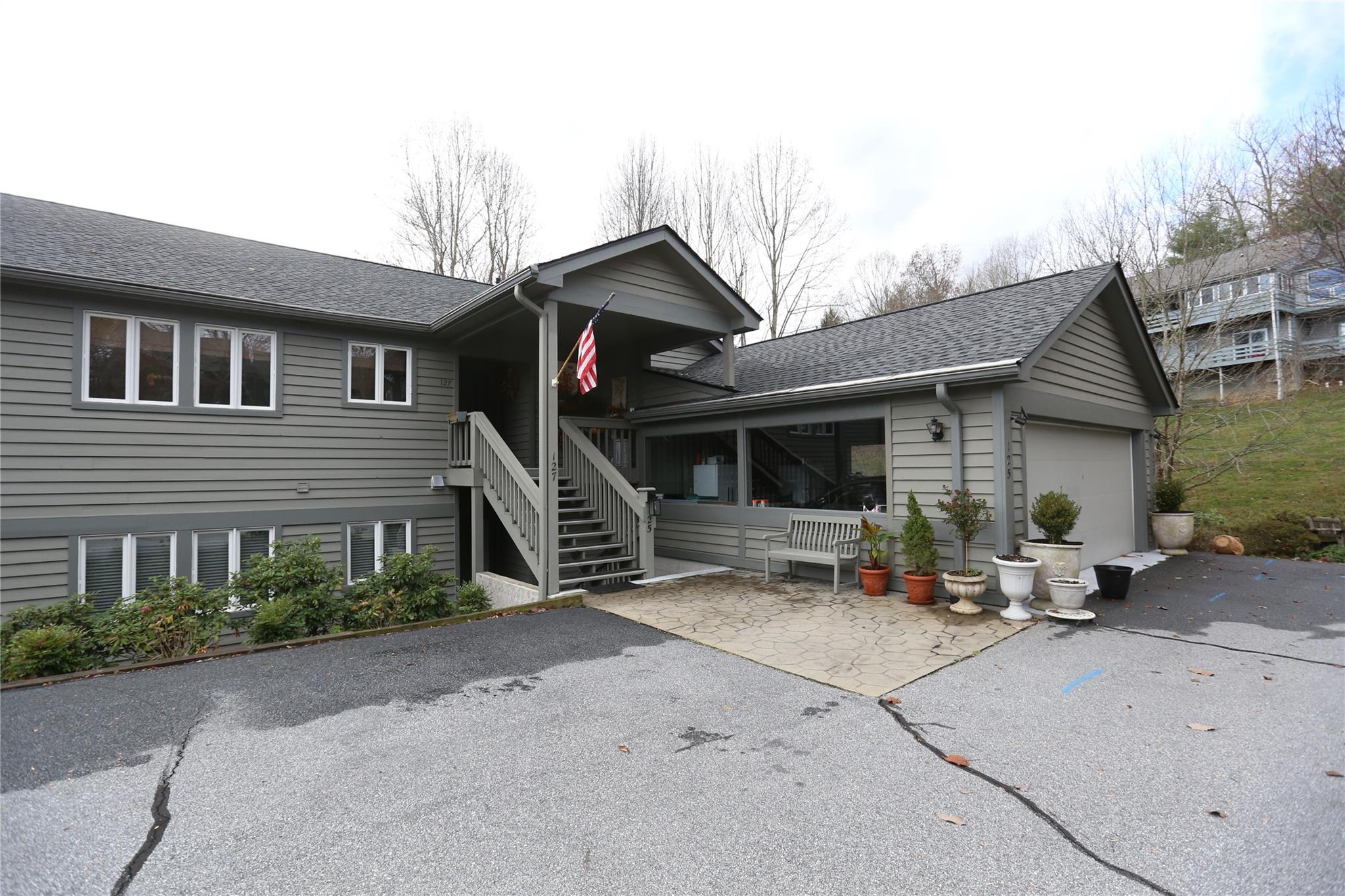 a view of a house with backyard