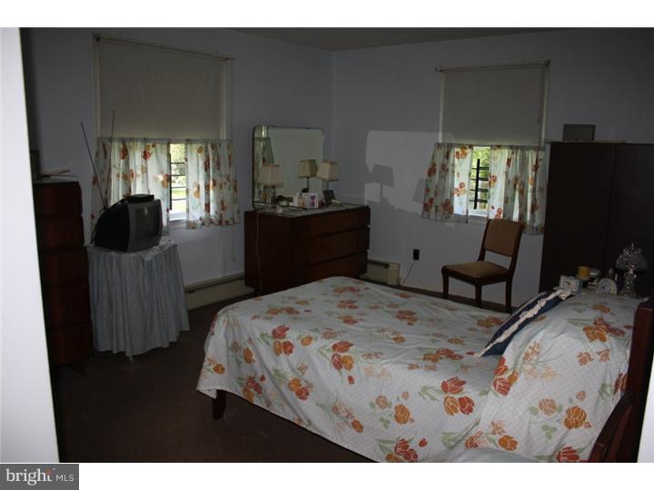 1018 Edann Road Oreland, PA 19075 - Photo 8 of 19 Bedroom - Main