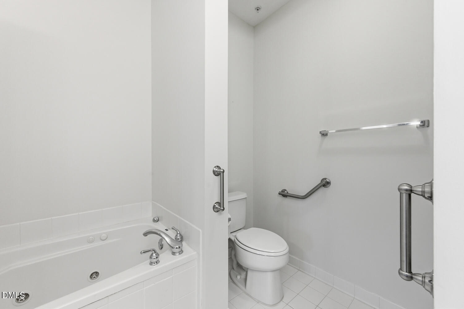 116 Northbrook Drive, Unit 204 Raleigh, NC 27609 - Photo 36 of 94 a bathroom with a bathtub and a toilet