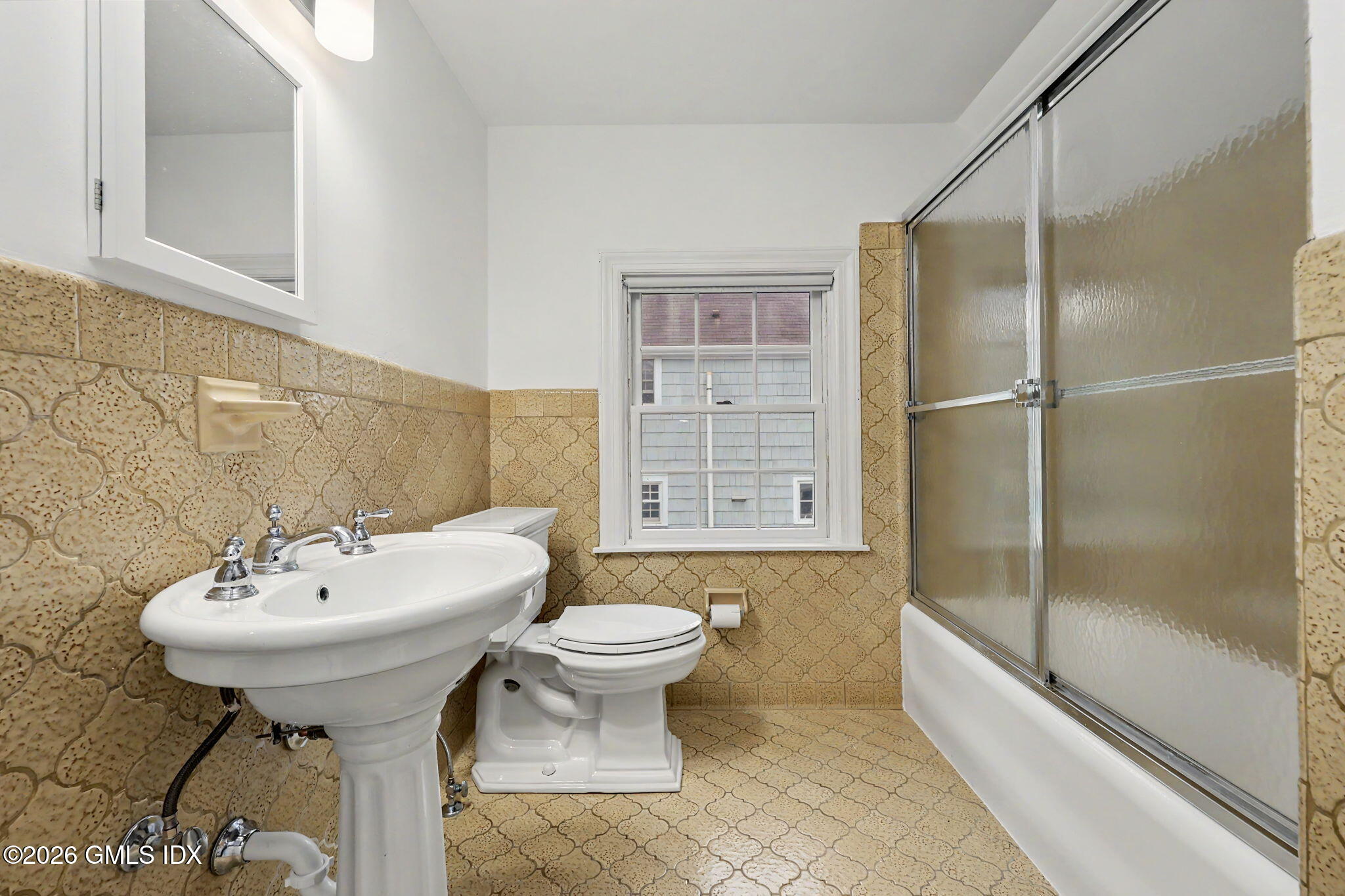 31 Hassake Road Old Greenwich, CT 06870 - Photo 17 of 21 Second fl. full bath