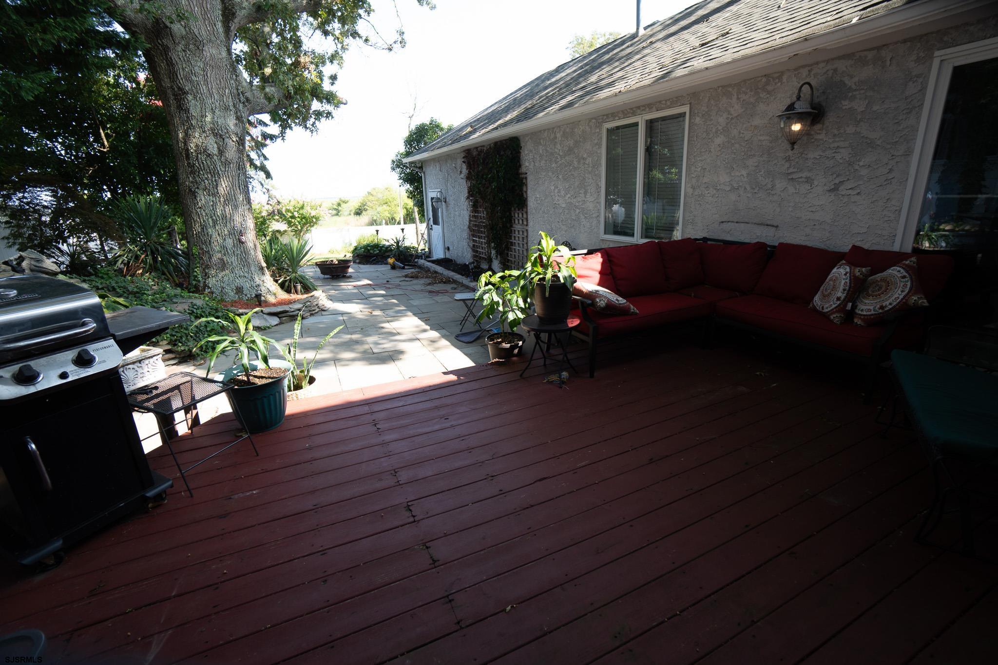 1860 Franklin Boulevard Linwood, NJ 08221 - Photo 31 of 39 a living room with furniture and a potted plant