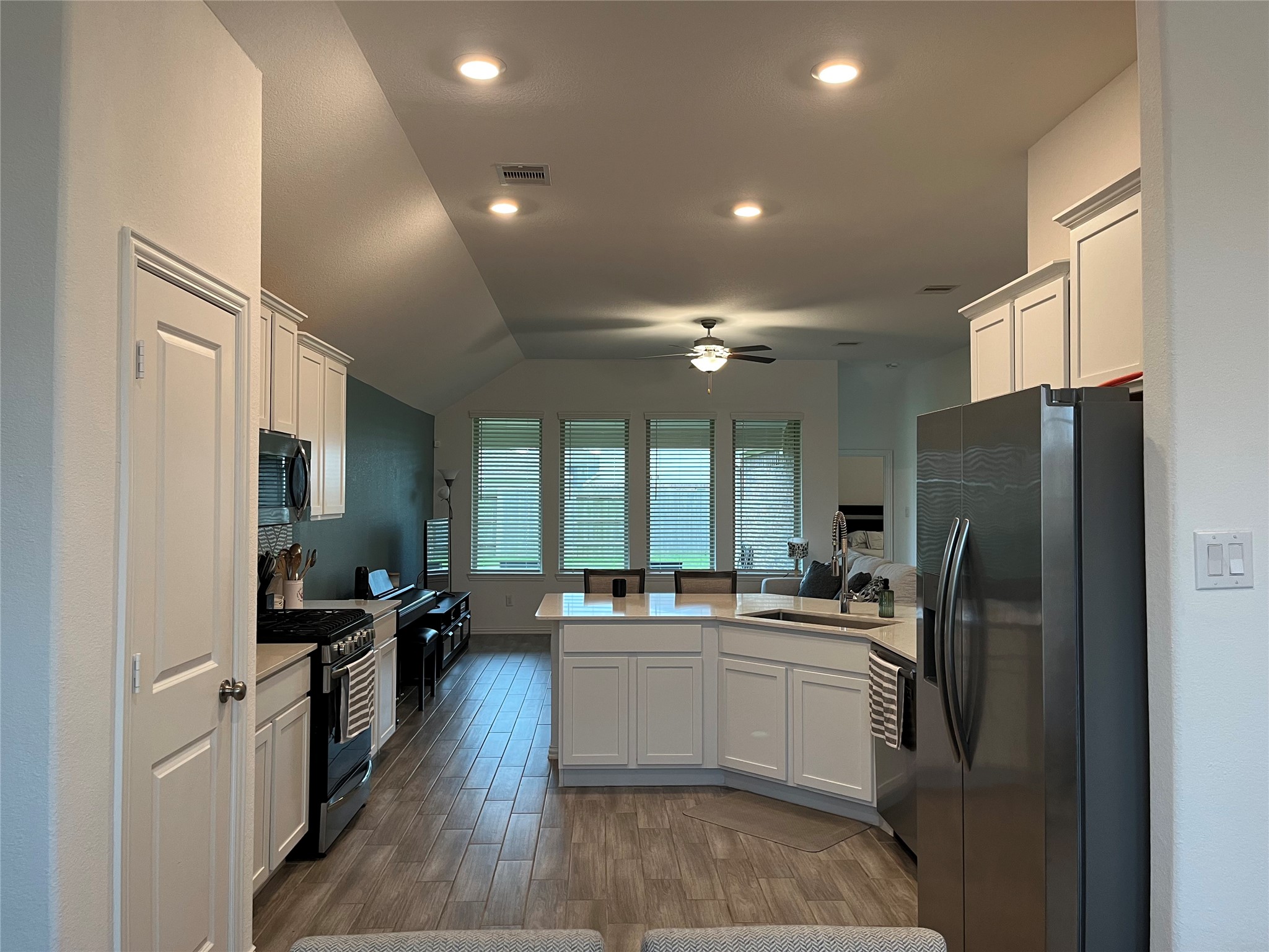 14242 Amherst Mdw Trail Rosharon, TX 77583 - Photo 7 of 36 Beautiful Kitchen for THE CHEF!
