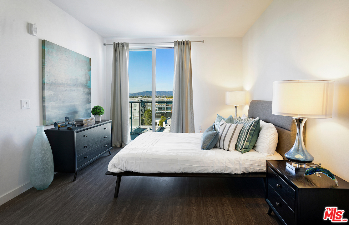 4140 Glencoe Avenue, Unit 604 Marina del Rey, CA 90292 - Photo 6 of 20 a bedroom with a bed and a table in it