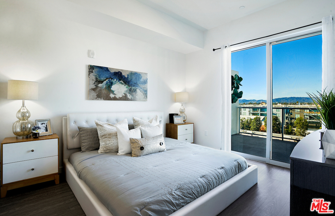 4140 Glencoe Avenue, Unit 604 Marina del Rey, CA 90292 - Photo 8 of 20 a bedroom with a bed and a large window