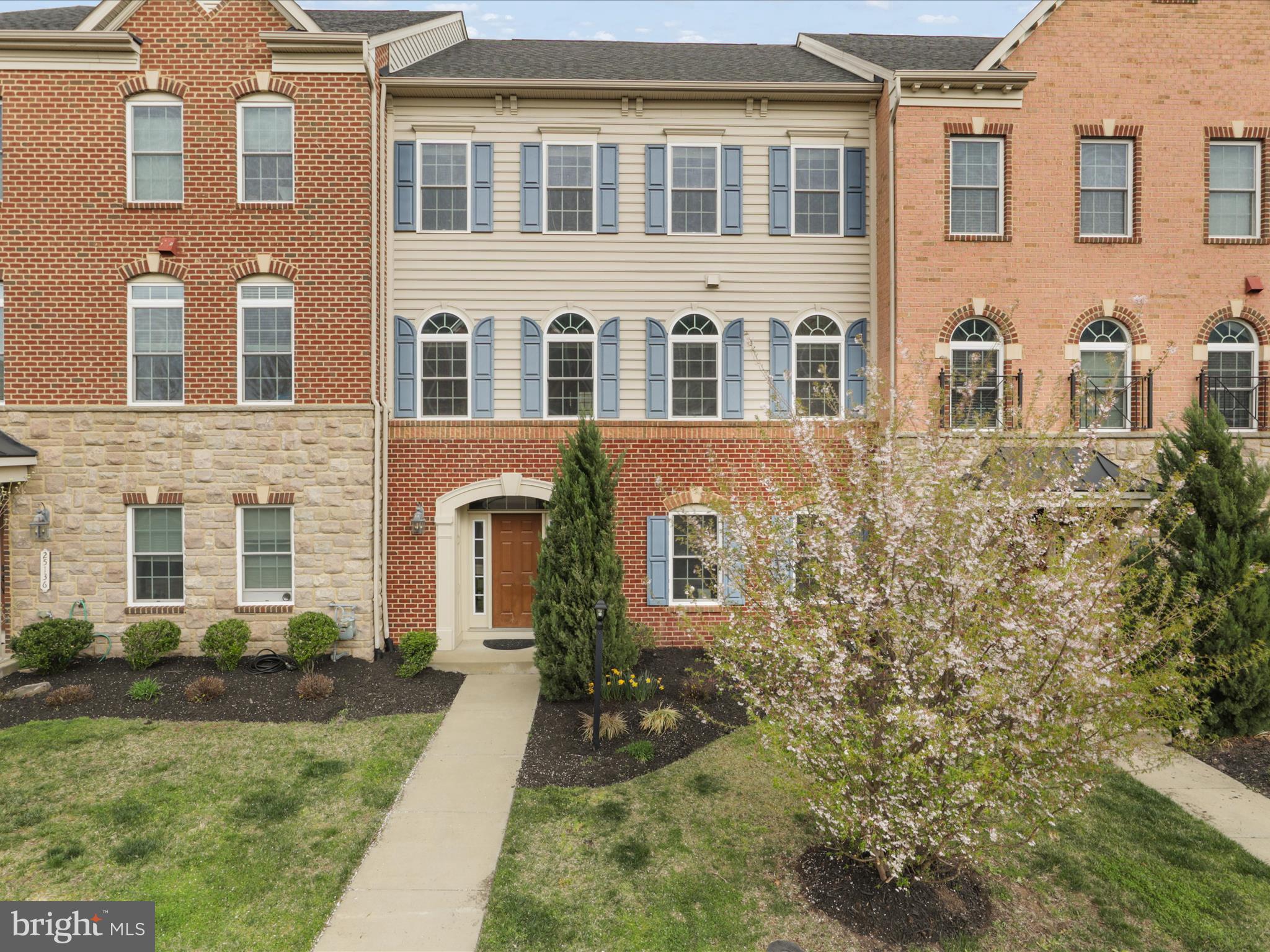 25138 Earlsdon Terrace Chantilly, VA 20152 - Photo 2 of 54 a front view of a house with garden