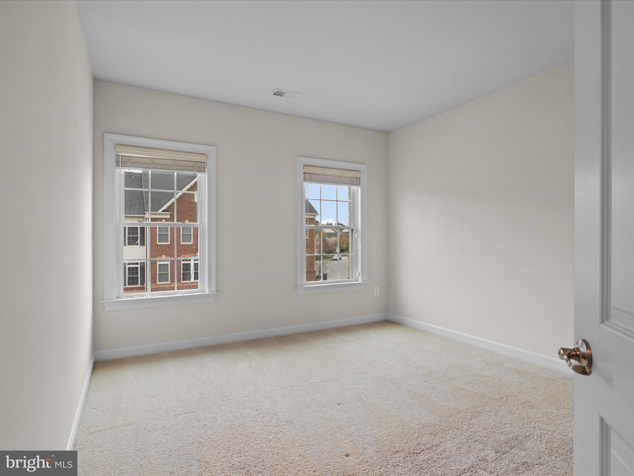 25138 Earlsdon Terrace Chantilly, VA 20152 - Photo 38 of 54 an empty room with a window