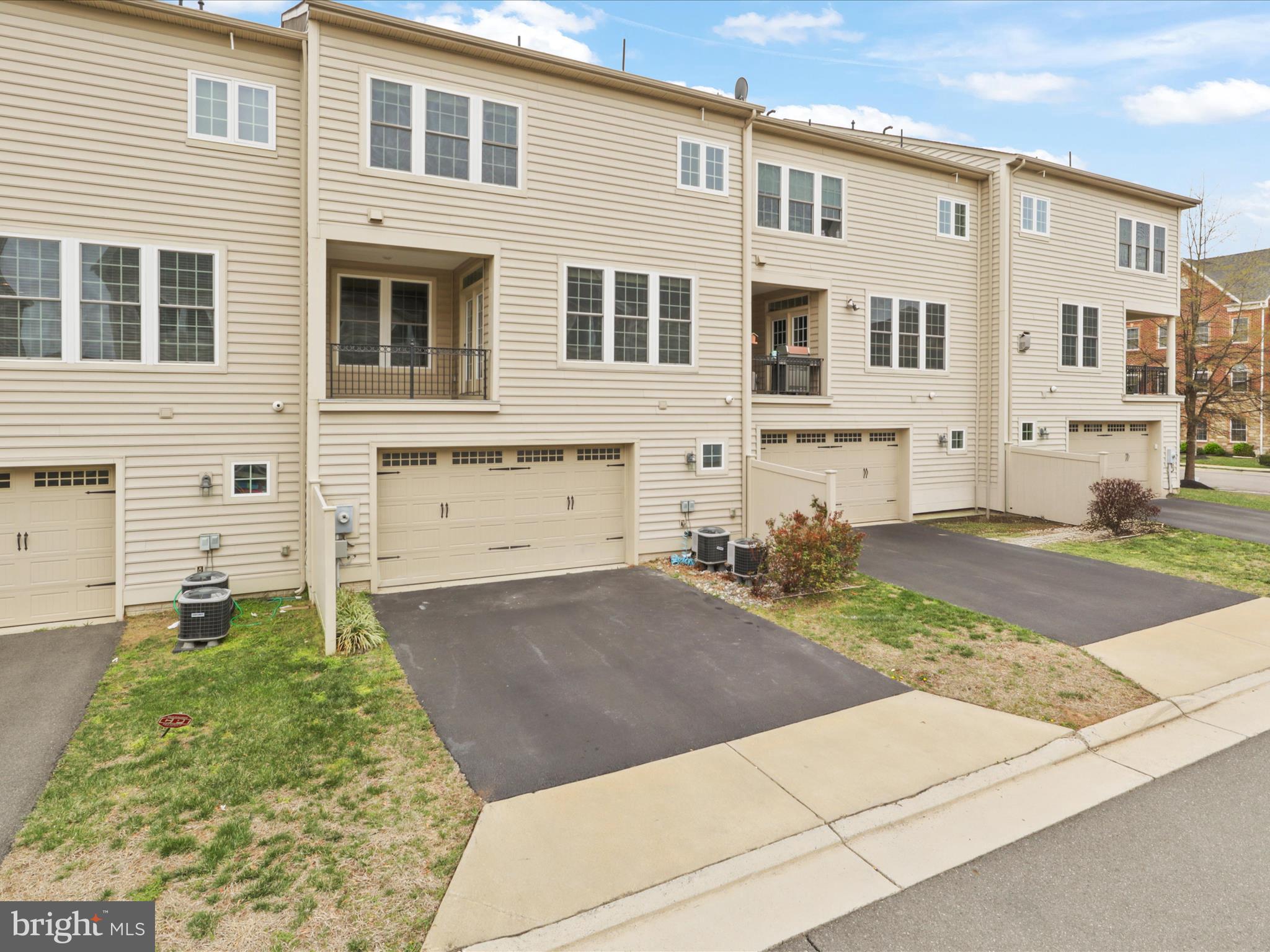 25138 Earlsdon Terrace Chantilly, VA 20152 - Photo 43 of 54 a front view of a house with a yard