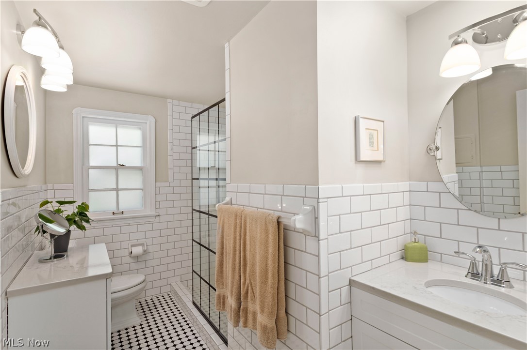2690 Edgehill Road Cleveland, OH 44106 - Photo 21 of 35 2nd floor renovated bathroom