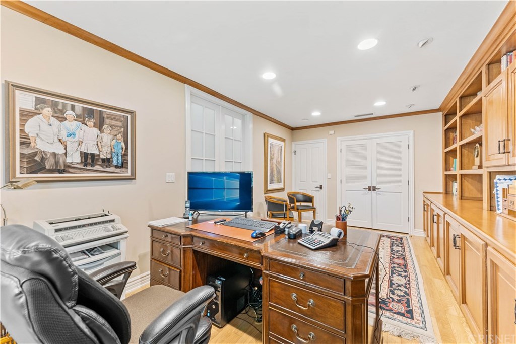 15620 Woodvale Road Encino, CA 91436 - Photo 22 of 52