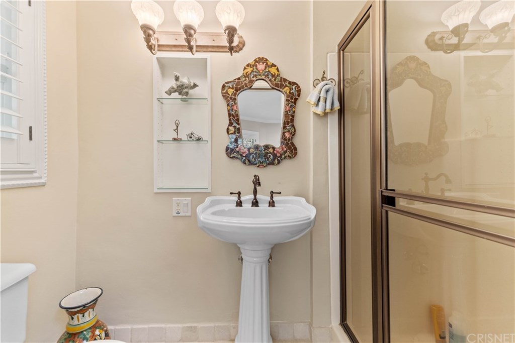 15620 Woodvale Road Encino, CA 91436 - Photo 36 of 52