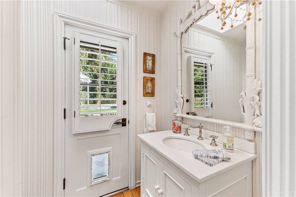 15620 Woodvale Road Encino, CA 91436 - Photo 37 of 52