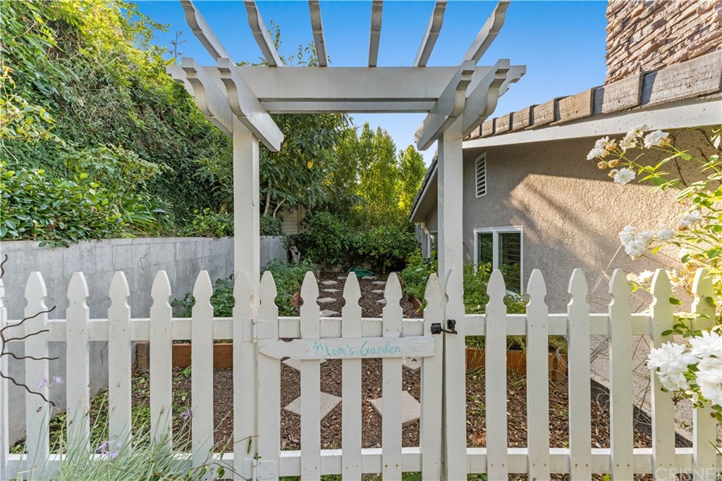 15620 Woodvale Road Encino, CA 91436 - Photo 46 of 52