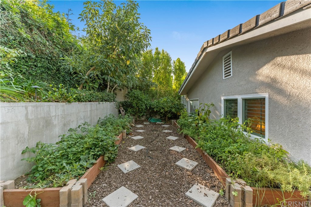 15620 Woodvale Road Encino, CA 91436 - Photo 47 of 52
