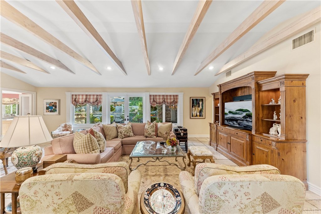 15620 Woodvale Road Encino, CA 91436 - Photo 9 of 52