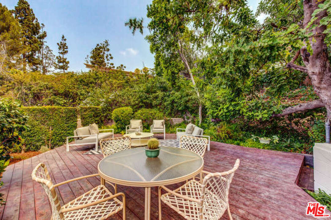 810 Bramble Way Los Angeles, CA 90049 - Photo 13 of 32 a outdoor dining space with furniture and garden