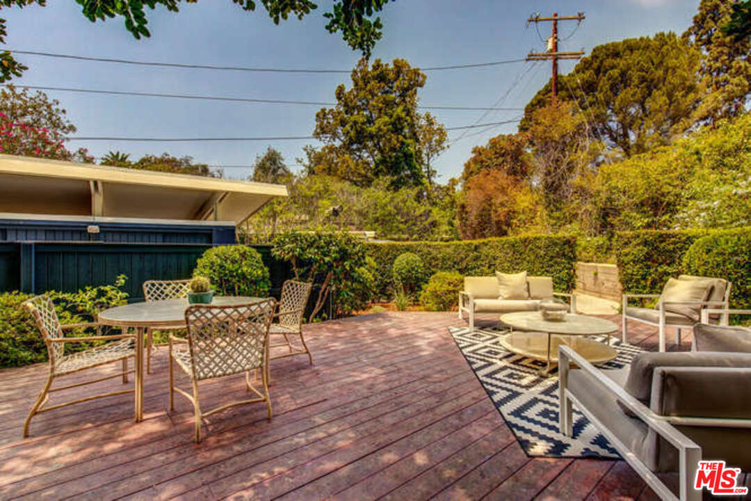 810 Bramble Way Los Angeles, CA 90049 - Photo 14 of 32 a view of a chairs and table on the wooden floor