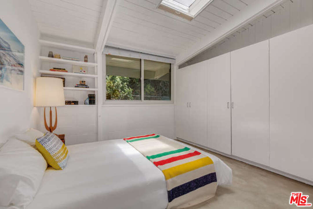 810 Bramble Way Los Angeles, CA 90049 - Photo 15 of 32 a bedroom with bed and window