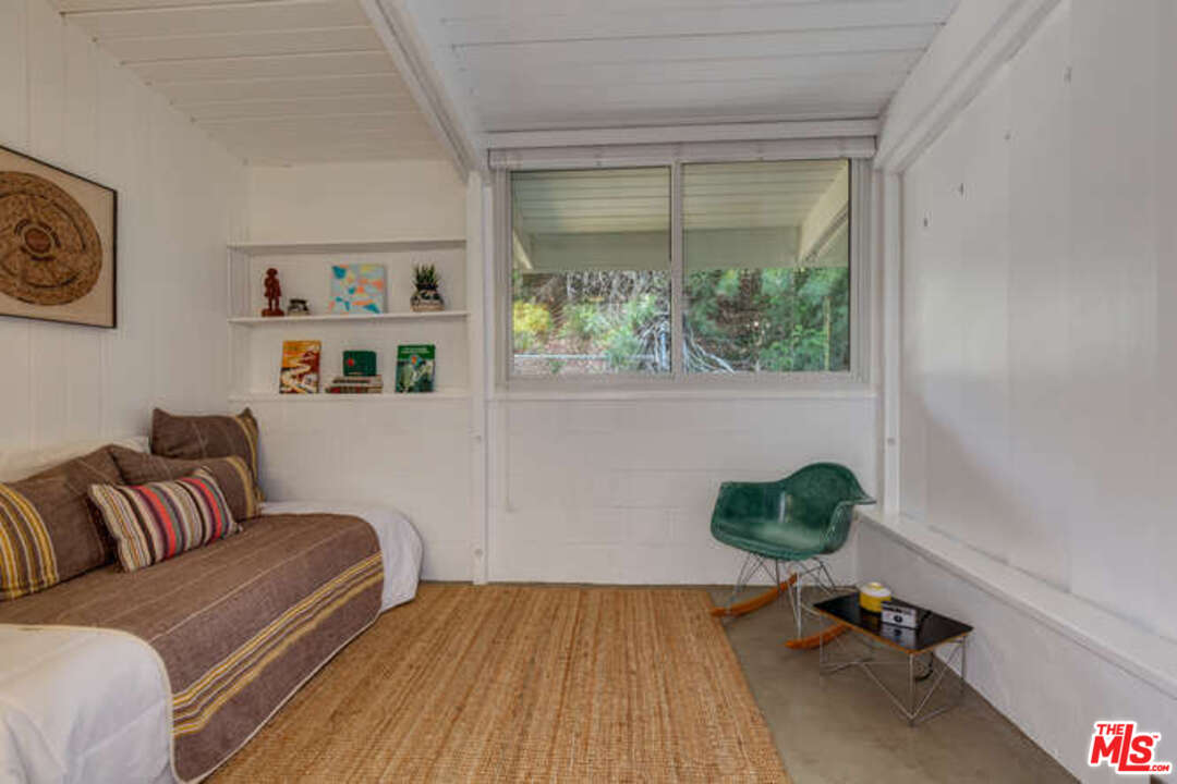 810 Bramble Way Los Angeles, CA 90049 - Photo 17 of 32 a living room with furniture and a window