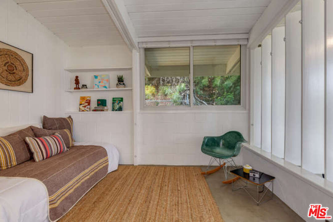 810 Bramble Way Los Angeles, CA 90049 - Photo 18 of 32 a living room with furniture and a window
