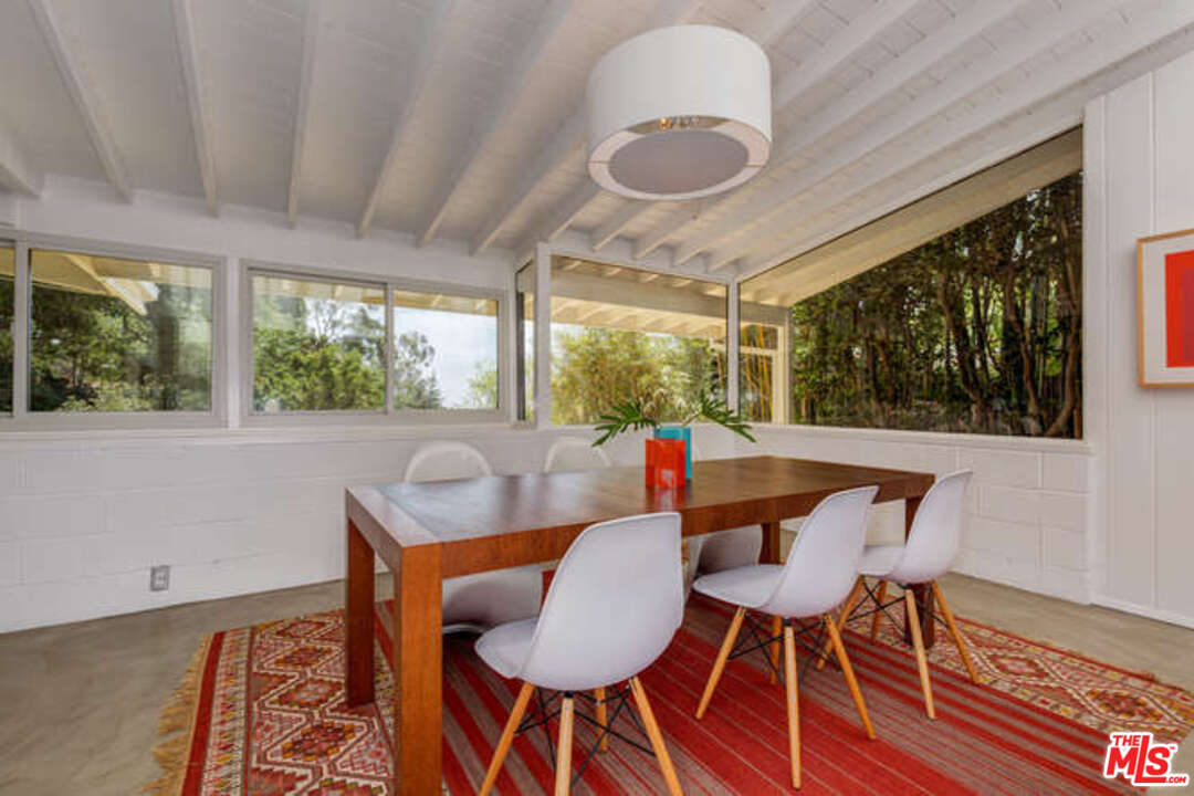 810 Bramble Way Los Angeles, CA 90049 - Photo 20 of 32 a outdoor space with furniture