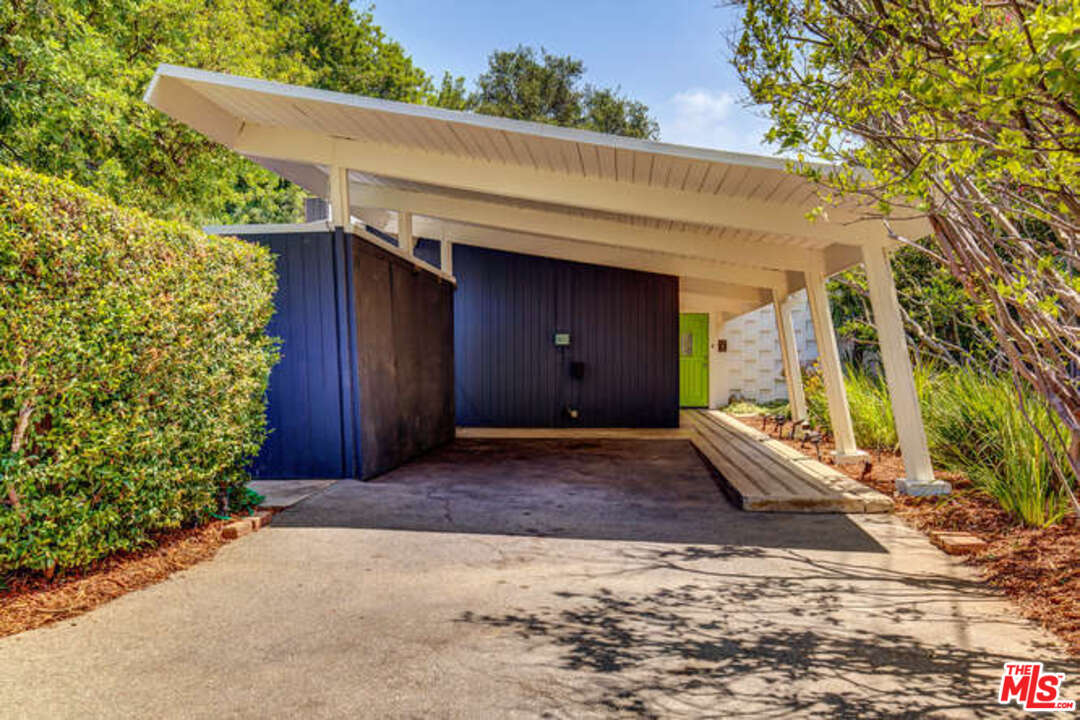 810 Bramble Way Los Angeles, CA 90049 - Photo 2 of 32 a front view of a house