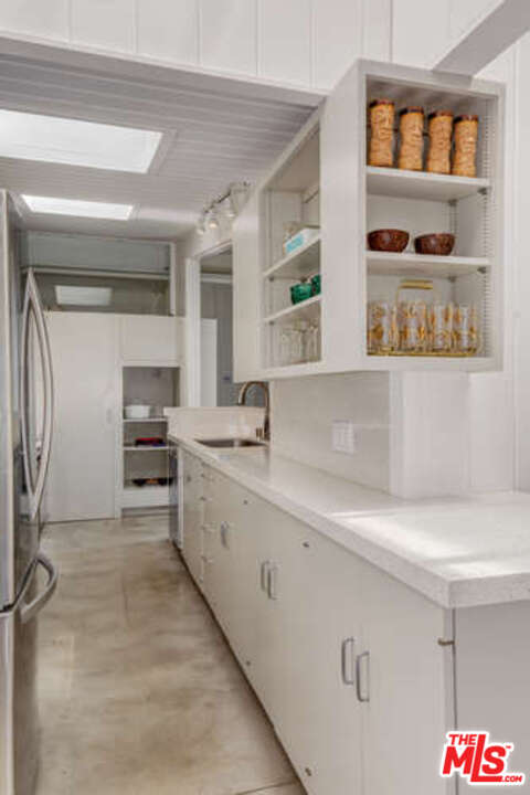 810 Bramble Way Los Angeles, CA 90049 - Photo 24 of 32 a kitchen with a sink and cabinets