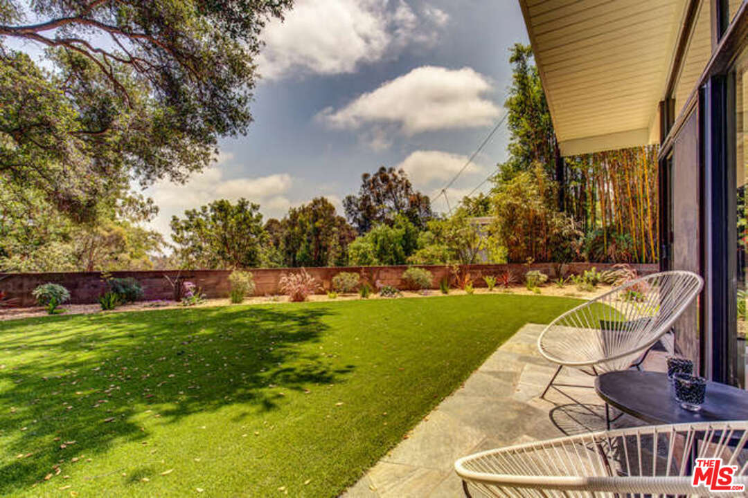 810 Bramble Way Los Angeles, CA 90049 - Photo 27 of 32 a view of a swimming pool and lounge chairs
