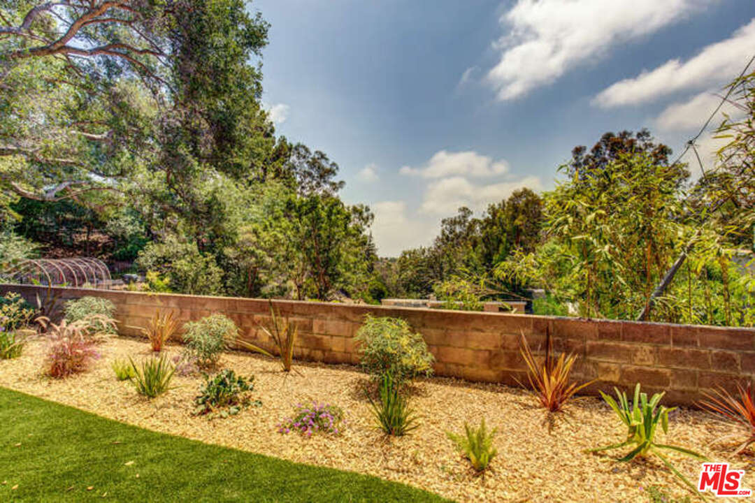 810 Bramble Way Los Angeles, CA 90049 - Photo 28 of 32 a view of a yard with wooden fence