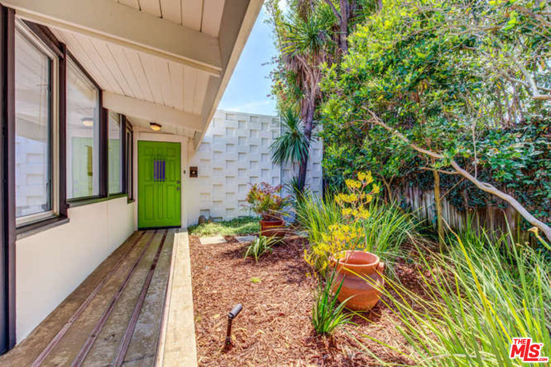 810 Bramble Way Los Angeles, CA 90049 - Photo 3 of 32 a backyard of a house with outdoor seating