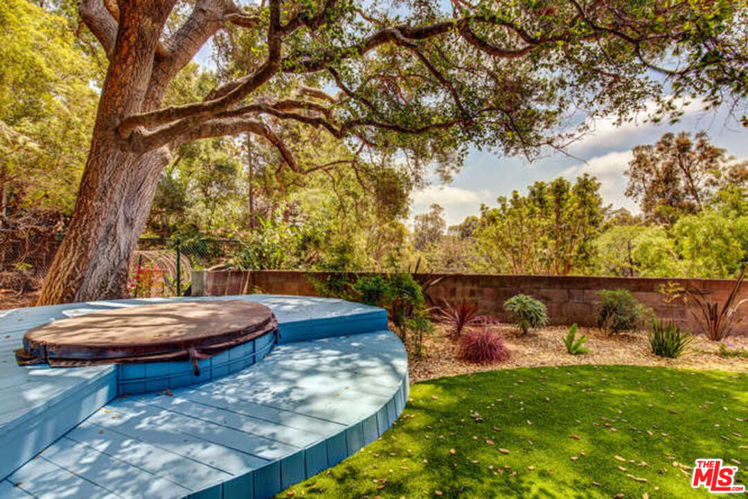 810 Bramble Way Los Angeles, CA 90049 - Photo 32 of 32 a view of a swimming pool with an outdoor space